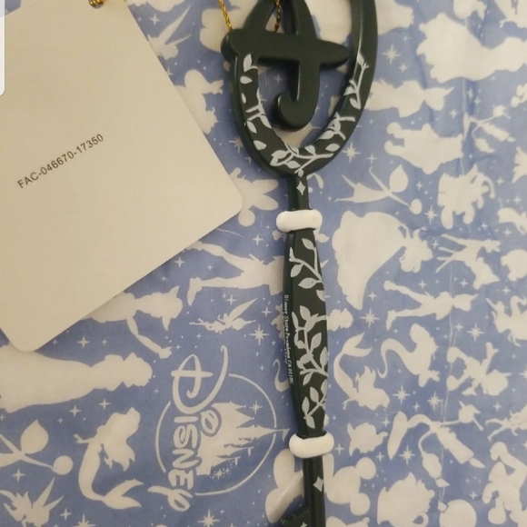 Disney Store Opening Ceremony Key With Tag. - Picture 2 of 3
